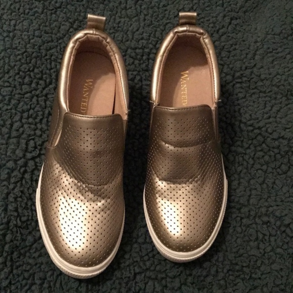 Wanted womens size 7‎ slip on gold shoes D2